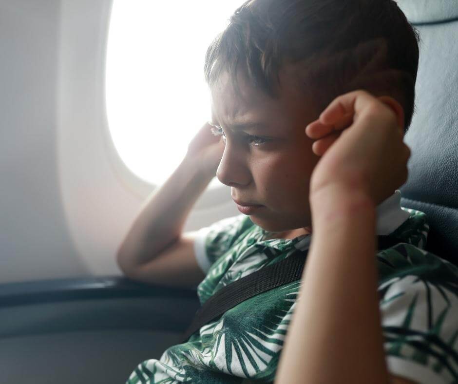 criança com dor de ouvido