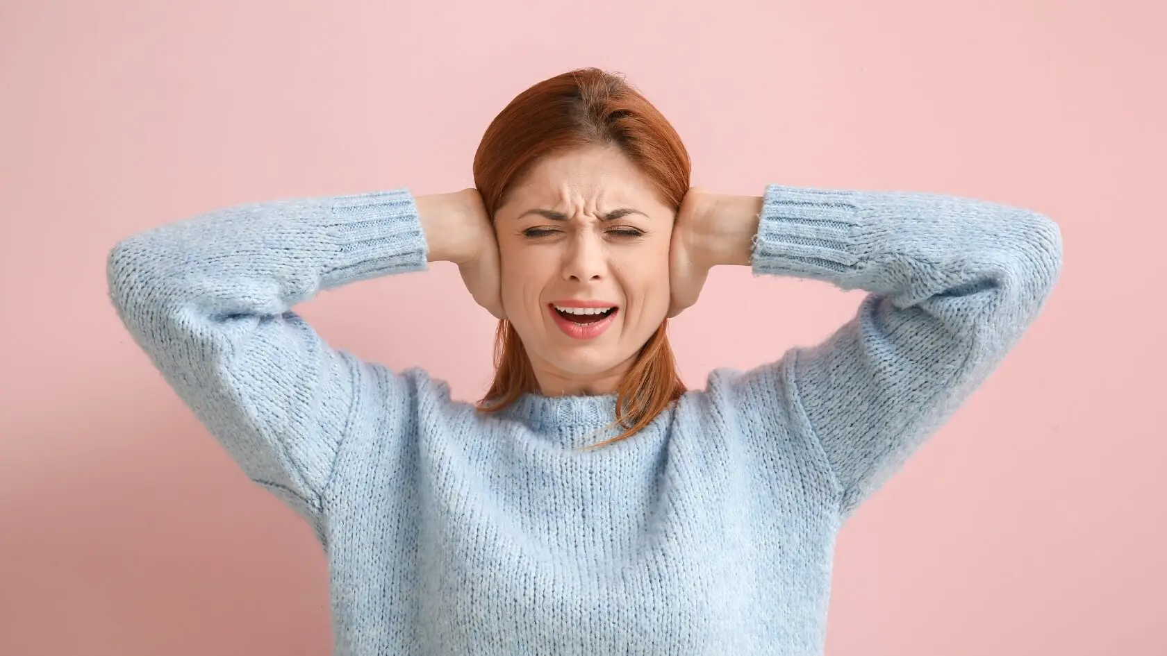 pessoa sofrendo com zumbido